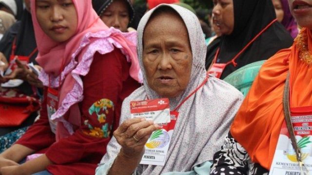 Layanan Call Center 24 Jam Hadir untuk Laporkan Salah Sasaran Bansos | Sumber gambar Tribunnews.com