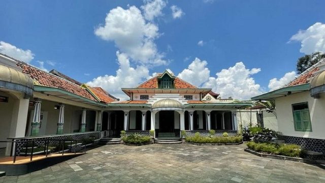 Telusuri sejarah Mataram Islam di Kotagede, kota tua Yogyakarta yang menyimpan jejak budaya, makam raja, dan kerajinan perak legendaris.