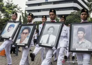 Dokumentasi - Mahasiswa dengan foto empat orang korban tragedi Mei mengikuti Peringatan 18 Tahun Tragedi 12 Mei 1998 di Universitas Trisakti, Grogol, Jakarta. ANTARA FOTO/M Agung Rajasa/ama/pri.