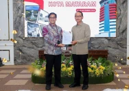 Mohan Roliskana, Wali Kota Mataram, Kota saat menerima penghargaan Anti Korupsi dengan skor Istimewa (91,85) oleh KPK RI