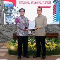 Mohan Roliskana, Wali Kota Mataram, Kota saat menerima penghargaan Anti Korupsi dengan skor Istimewa (91,85) oleh KPK RI