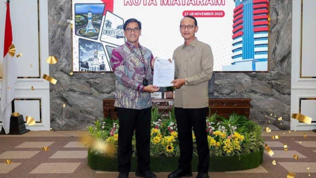 Mohan Roliskana, Wali Kota Mataram, Kota saat menerima penghargaan Anti Korupsi dengan skor Istimewa (91,85) oleh KPK RI