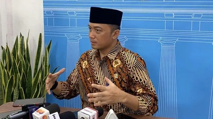 Menteri Sekretaris Negara (Mensesneg) Prasetyo Hadi menjelaskan, pemberian rehabilitasi ini diawali dari aspirasi masyarakat yang ditampung oleh DPR.