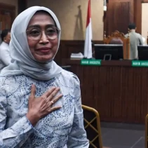 Terdakwa kasus dugaan korupsi di PT ASDP Ira Puspadewi berjalan usai menjalani sidang dengan agenda pembacaan vonis di Pengadilan Tipikor (Dok. Antara Foto)