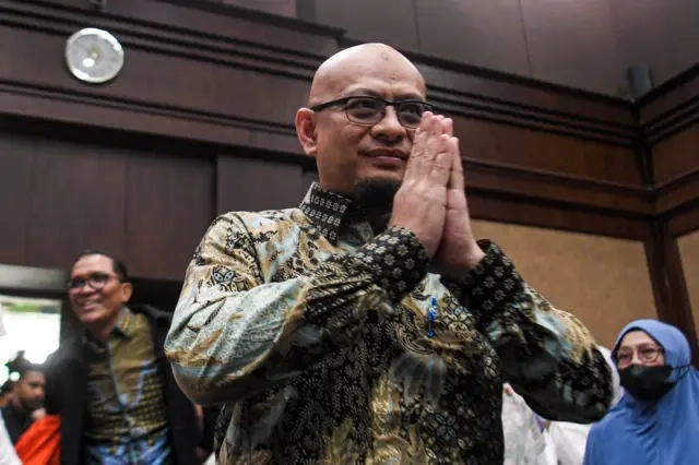 Terdakwa kasus dugaan korupsi di PT ASDP Harry Muhammad Adhi Caksono (kanan) dan Muhammad Yusuf Hadi (kiri) bersiap menjalani sidang dengan agenda pembacaan vonis di Pengadilan Tipikor, Jakarta, Kamis (20/11/2025). (DOk. Antara foto)