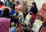 Ilustrasi pembagian bansos. (merdeka.com/Arie Basuki)