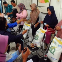 Ilustrasi pembagian bansos. (merdeka.com/Arie Basuki)