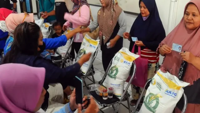 Ilustrasi pembagian bansos. (merdeka.com/Arie Basuki)