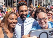 Jaksa Agung Negara Bagian Letitia James (kiri) dan Zohran Mamdani (tengah) di New York, 29 Juni 2025. Shutterstock