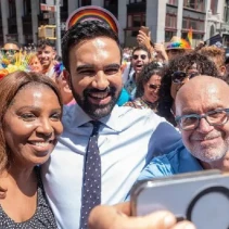 Jaksa Agung Negara Bagian Letitia James (kiri) dan Zohran Mamdani (tengah) di New York, 29 Juni 2025. Shutterstock