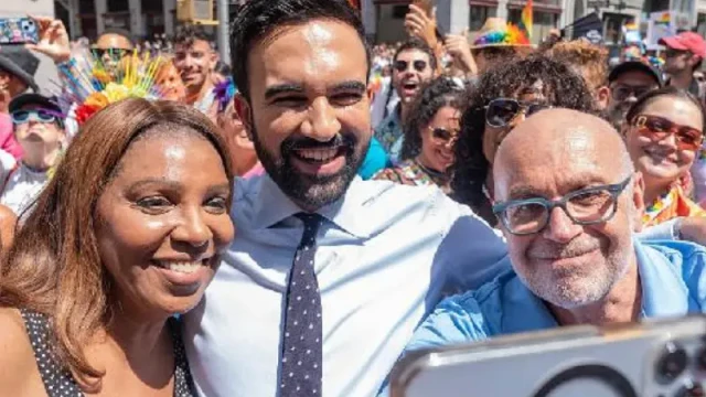 Jaksa Agung Negara Bagian Letitia James (kiri) dan Zohran Mamdani (tengah) di New York, 29 Juni 2025. Shutterstock