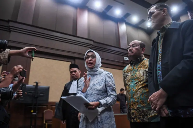 Terdakwa kasus dugaan korupsi di PT ASDP Ira Puspadewi (kedua kiri) dan Muhammad Yusuf Hadi (kanan) menyampikan keterangan kepada media usai menjalani sidang dengan agenda pembacaan pvonis di Pengadilan Tipikor, Jakarta, Kamis (20/11). (Dok. Antaranews)