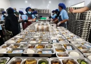 Petugas Satuan Pelayanan Pemenuhan Gizi (SPPG) Cilegon, Banten, mengemas menu Makan Bergizi Gratis (MBG) untuk dikirim ke sejumlah sekolah di sekitarnya, (Foto: Antara)