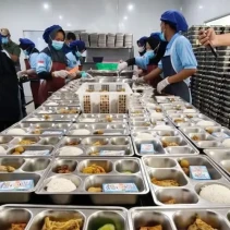 Petugas Satuan Pelayanan Pemenuhan Gizi (SPPG) Cilegon, Banten, mengemas menu Makan Bergizi Gratis (MBG) untuk dikirim ke sejumlah sekolah di sekitarnya, (Foto: Antara)