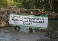 Koalisi Extinction Rebellion (XR) Lombok Membentangkan Spanduk dan Poster di Lokasi