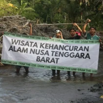 Koalisi Extinction Rebellion (XR) Lombok Membentangkan Spanduk dan Poster di Lokasi
