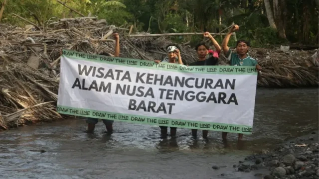 Koalisi Extinction Rebellion (XR) Lombok Membentangkan Spanduk dan Poster di Lokasi