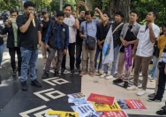 Puluhan Wartawan dari Berbagai Media di Kota Mataram, Demo Tolak Gugatan Perdata Menteri Amran Sulaiman ke Tempo