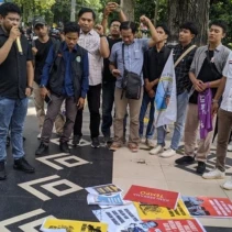 Puluhan Wartawan dari Berbagai Media di Kota Mataram, Demo Tolak Gugatan Perdata Menteri Amran Sulaiman ke Tempo