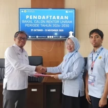 Prof. Muhamad Ali (kiri) saat mendaftar sebagai calon Rektor Unram, Senin, 10 November 2025 (Dok. Suarantb.com)