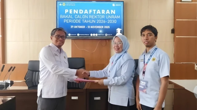 Prof. Muhamad Ali (kiri) saat mendaftar sebagai calon Rektor Unram, Senin, 10 November 2025 (Dok. Suarantb.com)