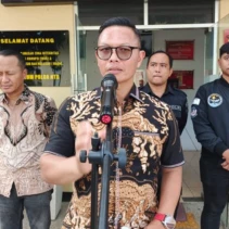 Direktur Reskrimum Polda NTB Kombes Pol Syarif Hidayat menyampaikan konferensi pers di Mapolda NTB