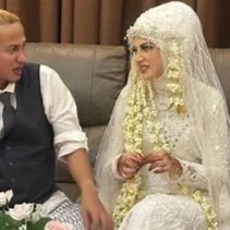 Habib Bahar bin Smith & Model Helwa Bachmid (Sumber : Instagram/@helwabachmid_)