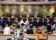 Ketua BPK RI, Isma Yatun menyerahkan Ikhtisar Hasil Pemeriksaan Semester (IHPS) I Tahun 2025 kepada Ketua DPR Puan Maharani di Jakarta, Selasa (18/11/2025) (FOTO: BPK RI/ANTARA)
