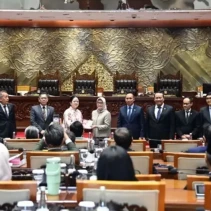 Ketua BPK RI, Isma Yatun menyerahkan Ikhtisar Hasil Pemeriksaan Semester (IHPS) I Tahun 2025 kepada Ketua DPR Puan Maharani di Jakarta, Selasa (18/11/2025) (FOTO: BPK RI/ANTARA)