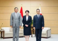 (kiri-kanan): Menteri Pertahanan RI Sjafrie Sjamsoeddin, Perdana Menteri Jepang Sanae Takaichi, dan Menteri Luar Negeri RI Sugiono, melakukan pertemuan di Tokyo, Jepang, Selasa (18/11/2025). (FOTO: ANTARA/HO-Kemlu RI)