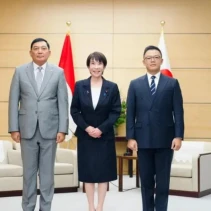 (kiri-kanan): Menteri Pertahanan RI Sjafrie Sjamsoeddin, Perdana Menteri Jepang Sanae Takaichi, dan Menteri Luar Negeri RI Sugiono, melakukan pertemuan di Tokyo, Jepang, Selasa (18/11/2025). (FOTO: ANTARA/HO-Kemlu RI)