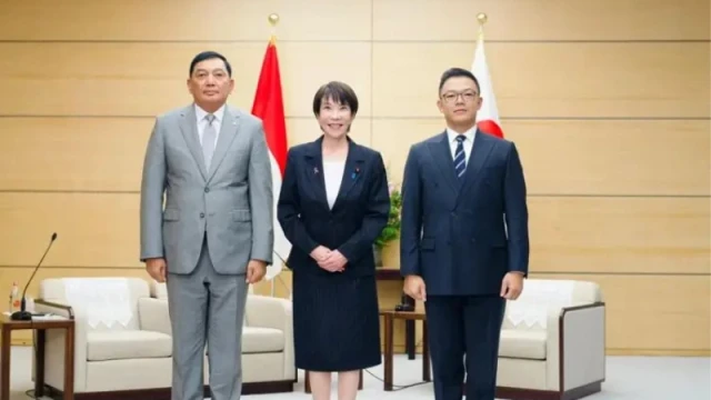 (kiri-kanan): Menteri Pertahanan RI Sjafrie Sjamsoeddin, Perdana Menteri Jepang Sanae Takaichi, dan Menteri Luar Negeri RI Sugiono, melakukan pertemuan di Tokyo, Jepang, Selasa (18/11/2025). (FOTO: ANTARA/HO-Kemlu RI)