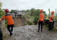 Kondisi jembatan Aik Bete di Kecamatan Suele yang mengalami kerusakan akibat banjir. (Dok Radar Lombok)