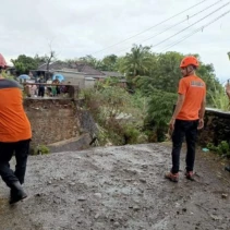 Kondisi jembatan Aik Bete di Kecamatan Suele yang mengalami kerusakan akibat banjir. (Dok Radar Lombok)
