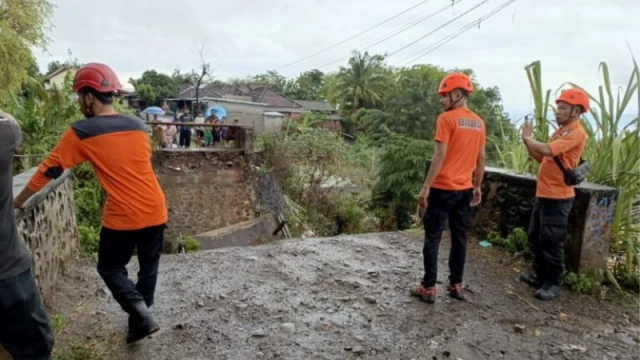 Kondisi jembatan Aik Bete di Kecamatan Suele yang mengalami kerusakan akibat banjir. (Dok Radar Lombok)