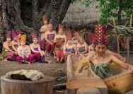 Tumbuk padi dalam rangkaian acara Maulid Nabi adat Bayan