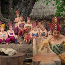 Tumbuk padi dalam rangkaian acara Maulid Nabi adat Bayan