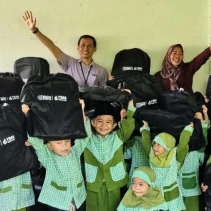 BRI Praya Salurkan Paket Pendidikan di TK Kartika Gili Lebur