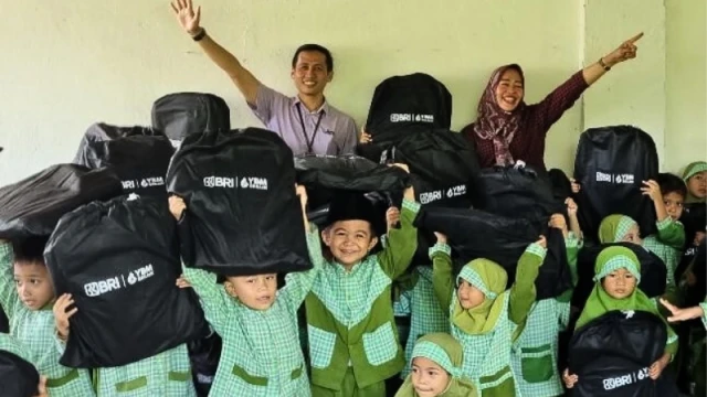 BRI Praya Salurkan Paket Pendidikan di TK Kartika Gili Lebur