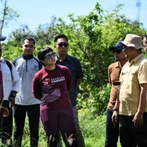 Wakil Menteri Pendidikan Tinggi, Sains dan Teknologi (Wamen Dikti Saintek) Stella Christie saat meninjau lahan yang akan dijadikan lokasi pembangunan Sekolah Garuda di Lombok Timur