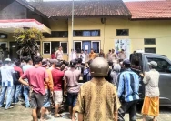 Warga Lendang Nangka Utara Gelar Demo Kades