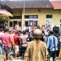 Warga Lendang Nangka Utara Gelar Demo Kades
