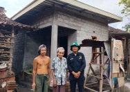 Petugas Baznas NTB, Ilham Mulhadi saat meninjau lokasi penerima manfaat bedah rumah