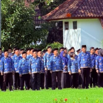 ASN lingkup Pemprov NTB saat mengikuti upacara Hari Kesadaran Nasional di Lapangan Bumi Gora, Kantor Gubernur NTB beberapa waktu lalu. (Lombokpos)