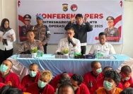 Dirresnarkoba Polda NTB Kombes Pol. Roman Smaradhana Elhaj (duduk/tengah) memberikan penjelasan tentang hasil Operasi Antik Rinjani 2025