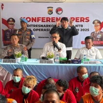 Dirresnarkoba Polda NTB Kombes Pol. Roman Smaradhana Elhaj (duduk/tengah) memberikan penjelasan tentang hasil Operasi Antik Rinjani 2025
