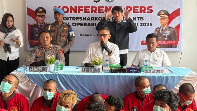 Dirresnarkoba Polda NTB Kombes Pol. Roman Smaradhana Elhaj (duduk/tengah) memberikan penjelasan tentang hasil Operasi Antik Rinjani 2025