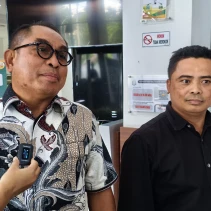 Anggota DPRD NTB Sudirsah (kiri) dan M Akri memberikan keterangan terkait pemeriksaannya di kantor Kejati NTB (Dok. Lombokpos)
