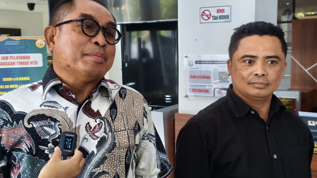 Anggota DPRD NTB Sudirsah (kiri) dan M Akri memberikan keterangan terkait pemeriksaannya di kantor Kejati NTB (Dok. Lombokpos)