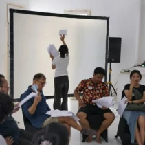 Lokakarya dramaturgi Spektrum Konvensi dan Ruang menghadirkan 19 peserta dari komunitas teater se-Lombok di Taman Budaya (Dok. Istimewa / Harry)